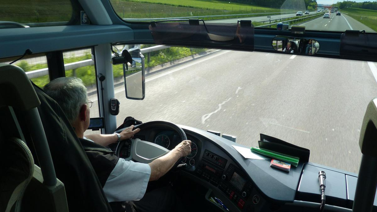 Vuelca un autobús escolar con menores en Villanueva del Trabuco, Málaga