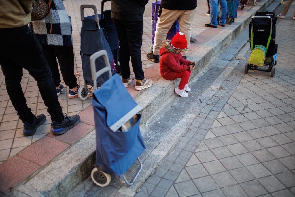 Trabajar y seguir siendo pobre: la realidad de miles de hogares con hijos en España