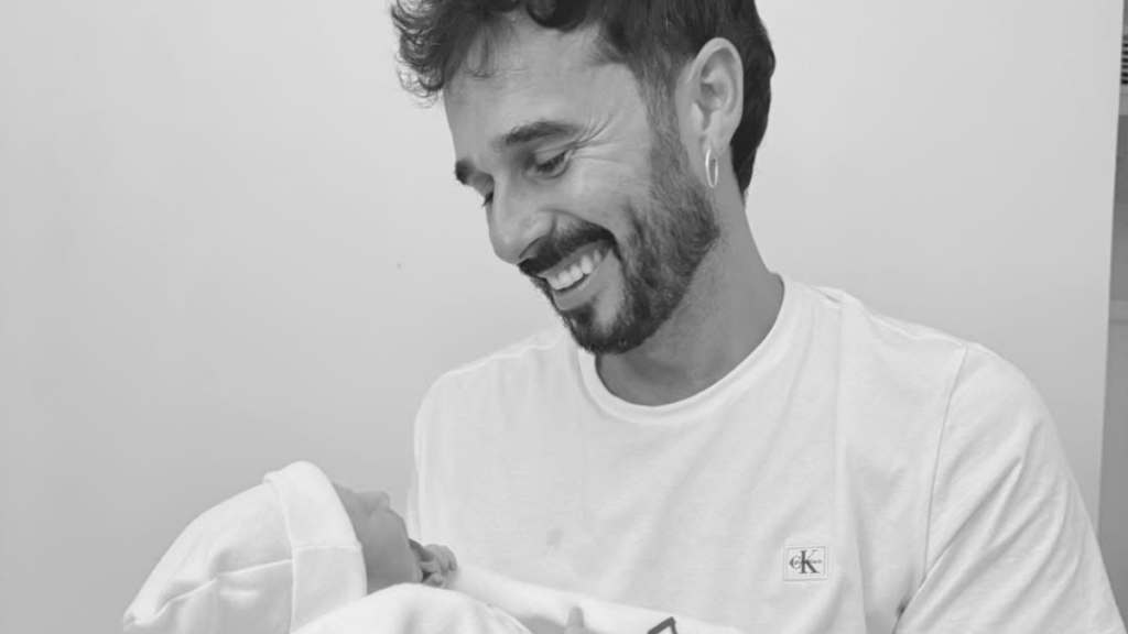 Antonio Molina da la bienvenida a su hija Vega