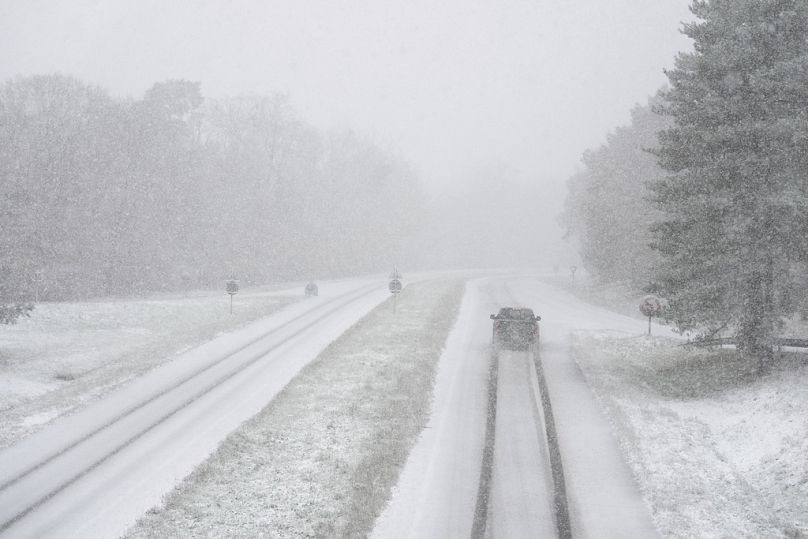 Un niño de 11 años obligado a caminar 6 km bajo la nieve tras ser expulsado de un autobús por no tener el billete correcto