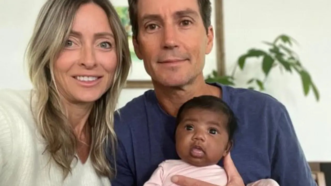 Una Pareja demanda a una clínica de fertilidad por error en implantación de embrión: la bebé es de raza negra