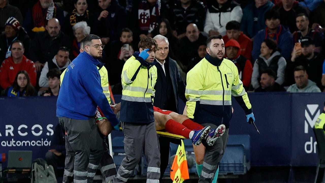 Alexander Sorloth es trasladado al hospital tras un fuerte choque de cabezas en el Levante–Atlético de Madrid