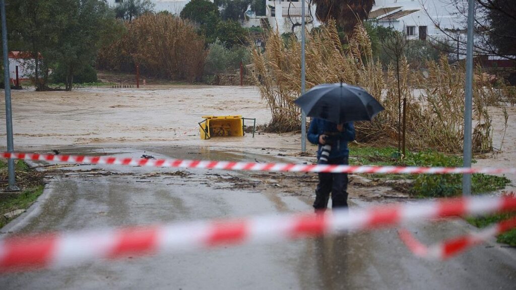 Desaparece una joven tras tirarse al río Turvilla para salvar a su perro en plena crecida por el temporal