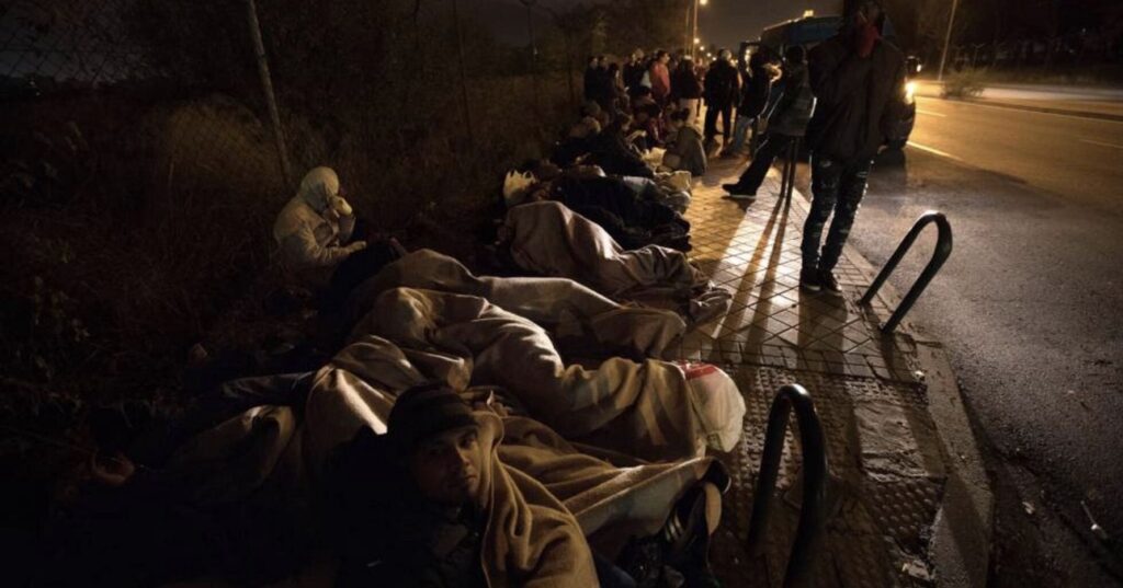 Largas colas de migrantes en Roquetas de Mar y Valencia para conseguir documentación