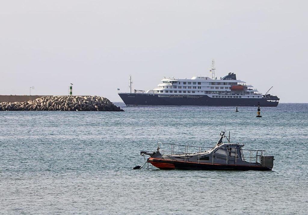La OMS busca a 23 pasajeros que abandonaron el crucero del hantavirus tras la primera muerte a bordo