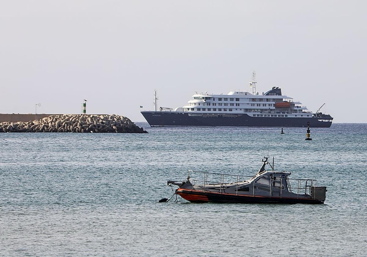 La OMS busca a 23 pasajeros que abandonaron el crucero del hantavirus tras la primera muerte a bordo