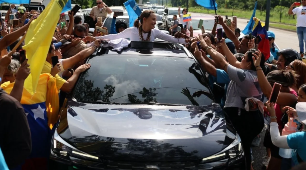 Miles de venezolanos reciben a María Corina Machado al grito de «Queremos elecciones» tras diez meses fuera del país