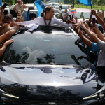Miles de venezolanos reciben a María Corina Machado al grito de «Queremos elecciones» tras diez meses fuera del país