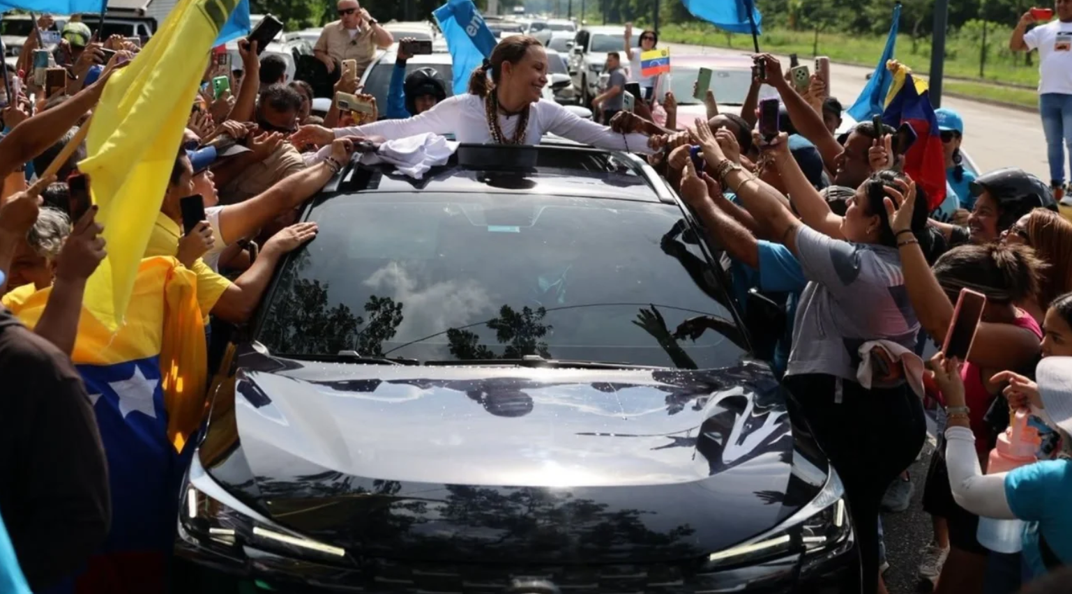 Miles de venezolanos reciben a María Corina Machado al grito de «Queremos elecciones» tras diez meses fuera del país