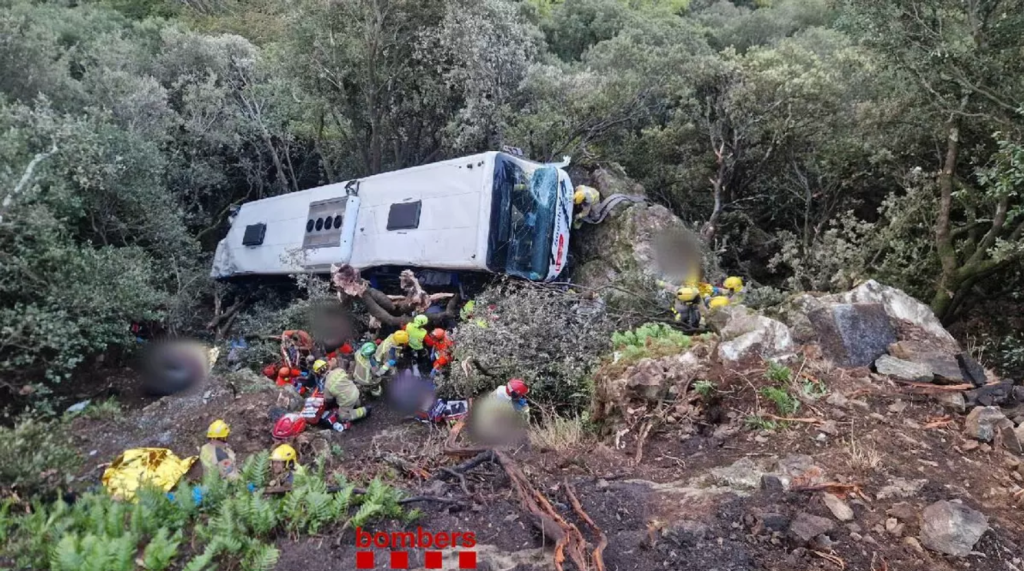 Un accidente de autobús en el Montseny deja 87 afectados, siete de ellos graves, tras caer por un terraplén de 20 metros