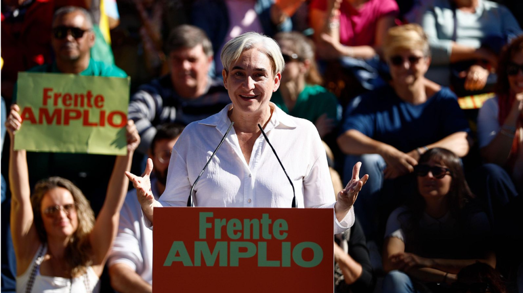 Representantes políticos mantienen conversaciones en el Congreso de los Diputados, en una imagen ilustrativa sobre las dificultades para alcanzar una alianza electoral entre el PSOE y el Frente Amplio.