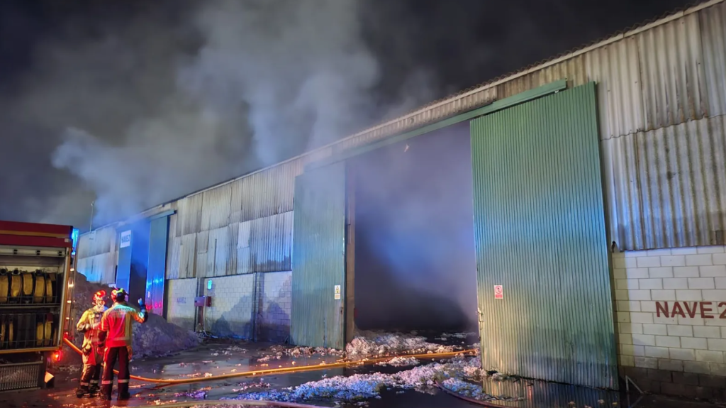 Un incendio moviliza a bomberos de tres parques en Lebrija por el fuego en una nave con un millón de kilos de algodón
