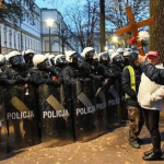 Crisis institucional en Polonia: el presidente ordena retirar a la Policía del Tribunal Constitucional y convoca una reunión urgente
