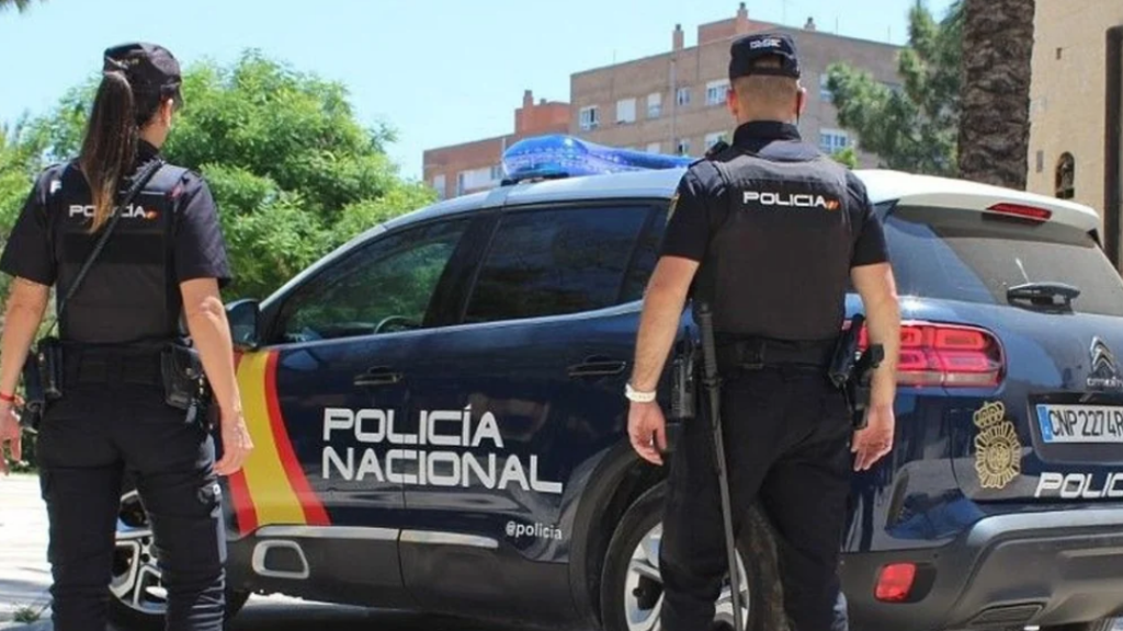 Dos policías fuera de servicio detienen en Ceuta a un hombre tras abofetear a su pareja y quitarle el móvil