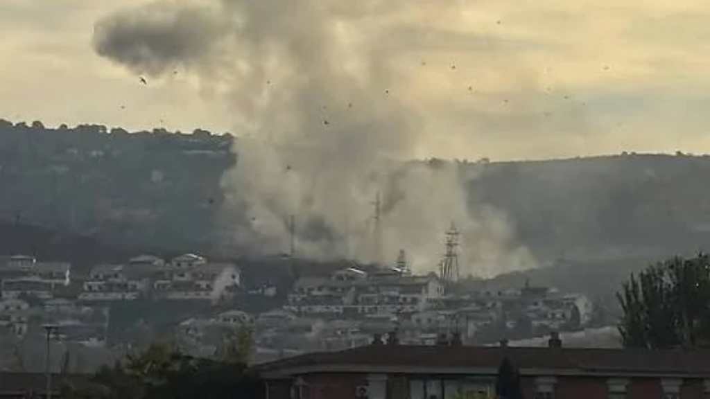 Tres trabajadores heridos leves tras una explosión en la fábrica de municiones de Granada