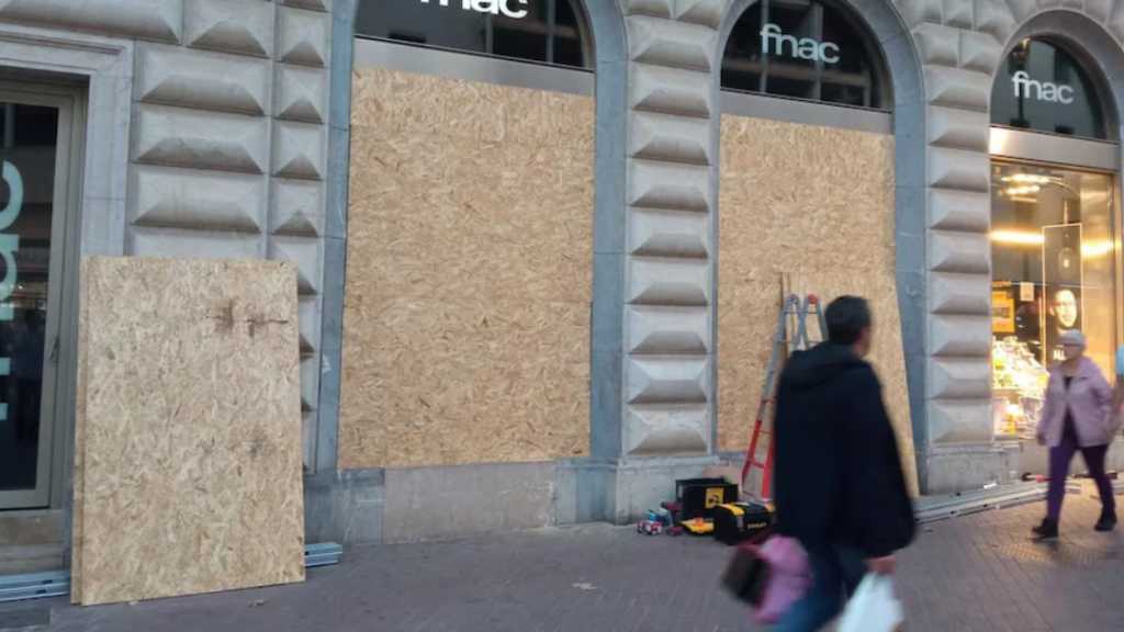 Los comercios blindan sus escaparates en Halloween ante el temor a nuevos saqueos vinculados a Blocus