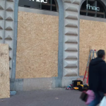 Los comercios blindan sus escaparates en Halloween ante el temor a nuevos saqueos vinculados a Blocus