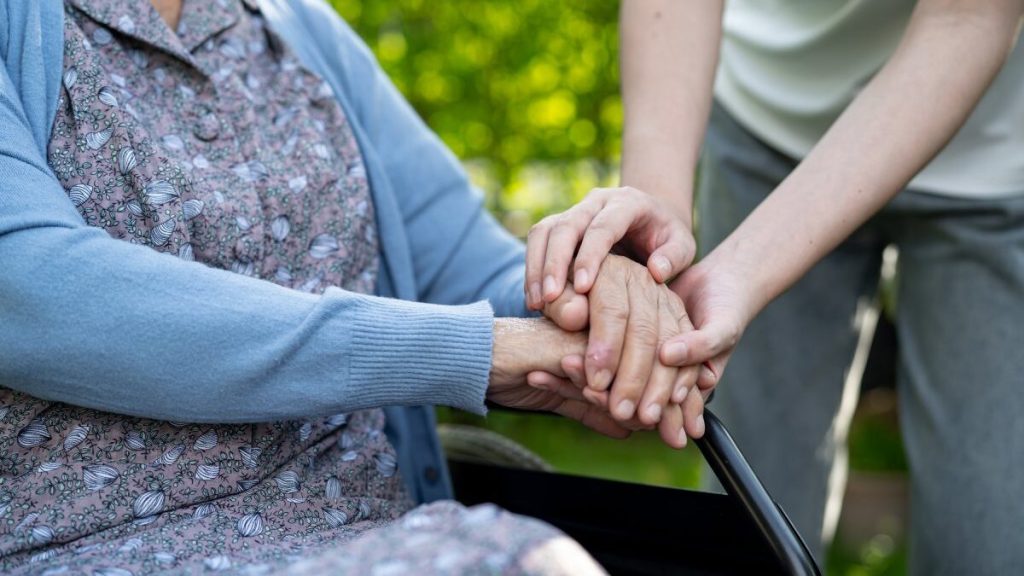 La nueva Ley de Dependencia amplía la asistencia personal: podrá cubrir desde ir al médico hasta practicar deporte