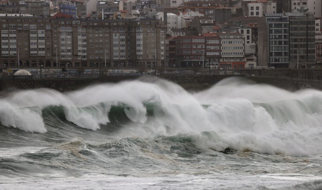 Una cadena humana salva a una mujer arrastrada por las olas en la playa de Riazor, en A Coruña