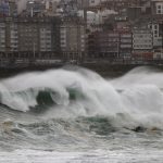 Una cadena humana salva a una mujer arrastrada por las olas en la playa de Riazor, en A Coruña