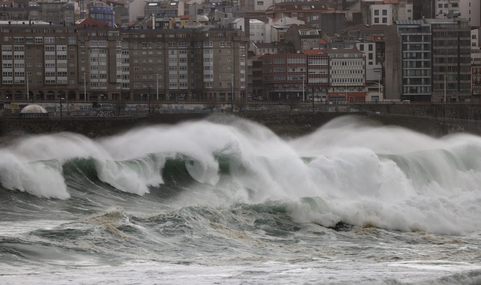 Una cadena humana salva a una mujer arrastrada por las olas en la playa de Riazor, en A Coruña
