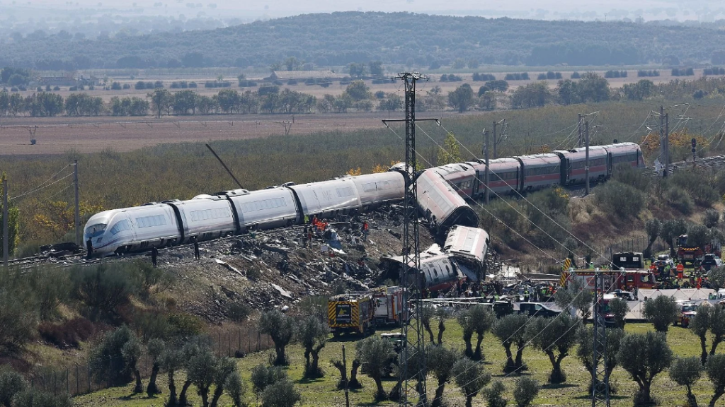 Otro AVE de Renfe evitó por segundos chocar contra los trenes accidentados en Urda