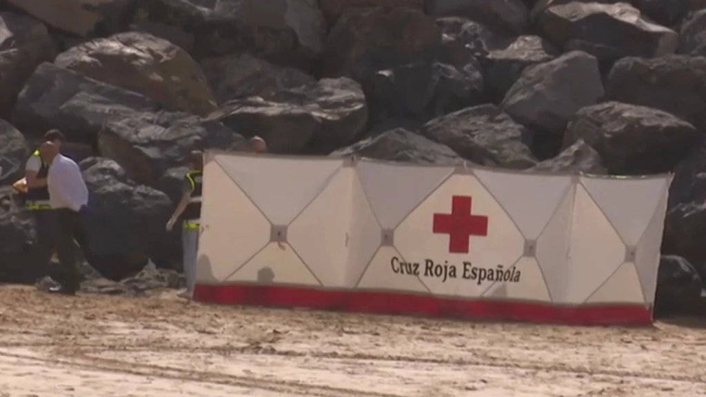 Hallan el cadáver de un hombre semisumergido en la playa de Las Teresitas, en Tenerife