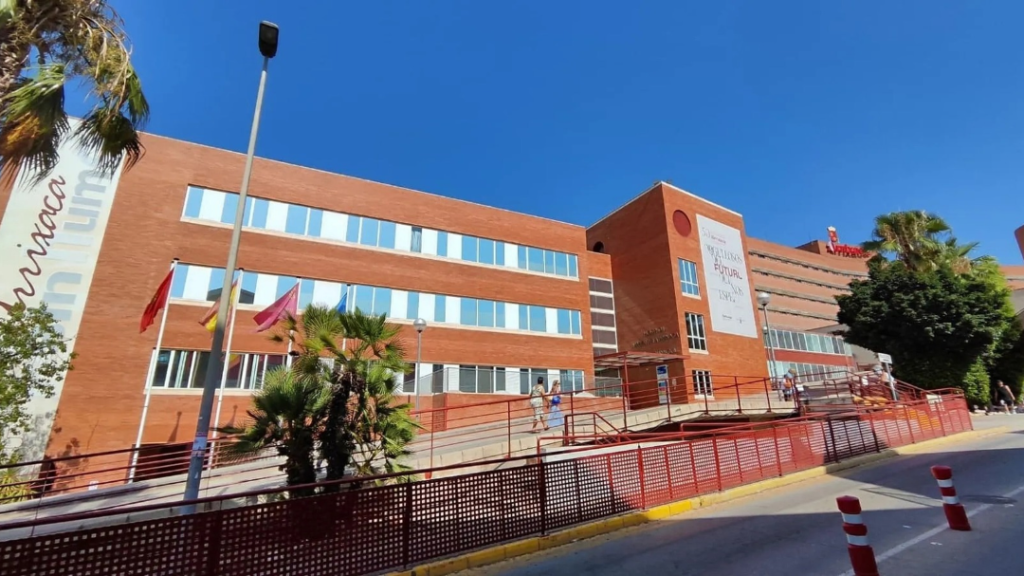 Un paciente de Psiquiatría atraviesa el falso techo del hospital La Arrixaca y acaba cayendo en una oficina